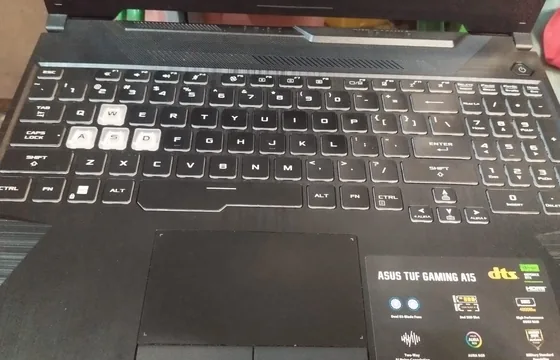 Laptop deschis pe birou