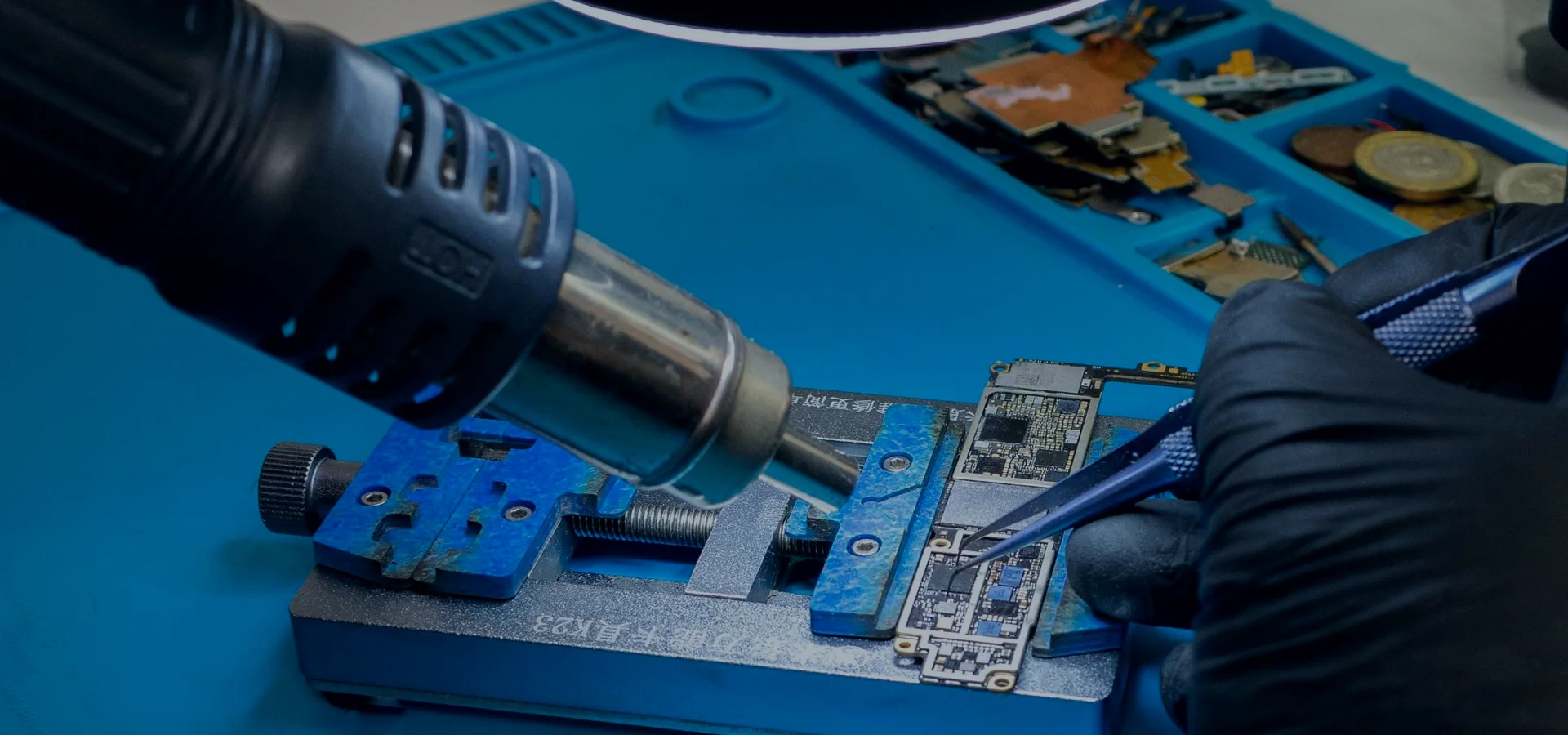 Reparație de microelectronică pe o placă de bază